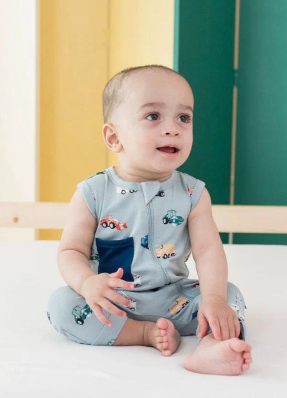 Kyte BABY SLEEVELESS ROMPER IN CONSTRUCTION Trucks Size 12-18 Months